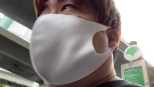 コンビニでデザートを買いに行く様子