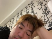 ニュース記事に目を通し株価の情報に気を配る男