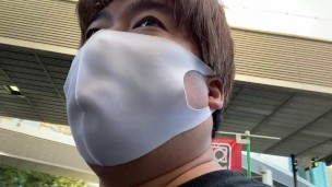 朝ごはんを買いに六本木のコンビニに向かう男