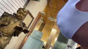 東京駅の建築について解説をする男