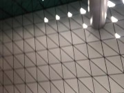 謎のくす玉を発見して不信に思っている男