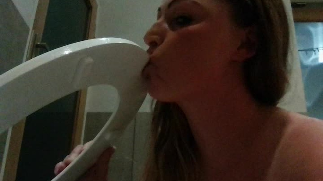Fat toilet licking whore taking a piss - RedTube