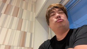 朝ごはんの予定を説明する男