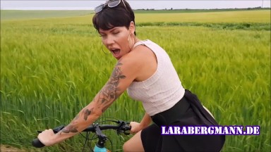 Pimp my bike - Lara Bergmann fucks her bike!