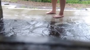 雨の中のスクール水着オナニー