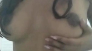  garota com bunda perfeita se masturba no banheiro.