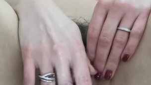 je caresse ma petite chatte