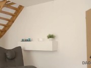 DADDY4K. Une poussin séduisante s'accouple avec le beau papa de BF dans la chambre 1/16