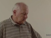 DADDY4K. Une poussin séduisante s'accouple avec le beau papa de BF dans la chambre 5/16