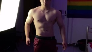 18 year old bodybuilder flexing muscles at home (4K)