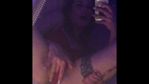 Hot milf masturbate opposite the mirror !