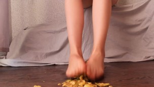 CRUSH FOOD IN BEIGE NYLON PANTYHOSE FEET CLOSE UP / FOOT FETISH