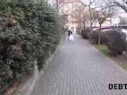 DEBT4k. L'esattore si scopa la sposa in abito bianco e calze 1/16