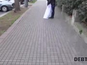 DEBT4k. L'esattore si scopa la sposa in abito bianco e calze 2/16