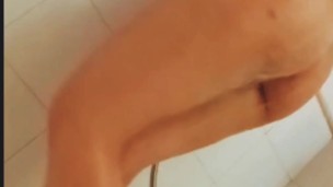 DUCHA CALIENTE Y ME CORRE POR EL CULITO 