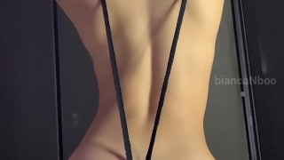 Pequena asiática sexy em sling g-string leva bwc como um profissional