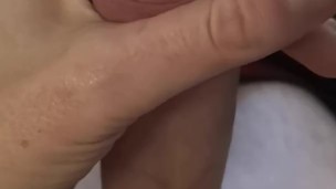je me branle et ejacule en laissant mon sperme dégouliner