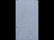 Je pisse en pleine forêt dans la neige ! - Amateur couple
