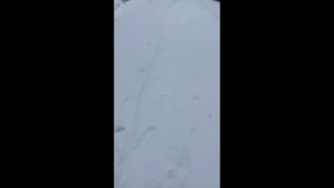 Je pisse en pleine forêt dans la neige ! - Amateur couple