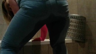 Bbw mijando em seus jeans e apertando-o em sua boca