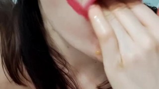 Lika Lax penny sabia que o palhaço enfiou a comida na boca dela e fodeu-o com uma rolha do rabo dela