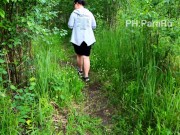 Юля трахается и делает минет прямо на улице во время прогулки. Кончили в рот густой спермой 1/16