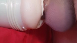 Grosse bite blanche huilée baise Fleshlight et jouit à l'intérieur
