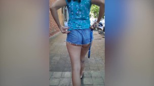 Vecina argentina culona me muestra todo en el ascensor y caminando en la calle | Argentina Amateur