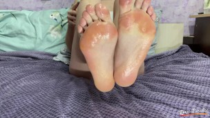 CUTIE RUBS HER FEET WITH OIL BEFORE GOING TO BED AND GETS A MORAL ORGASM