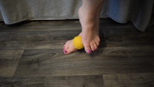 Foot massage with a hedgehog ball