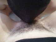 ЛИЖЕТ МОЮ ВОЛОСАТУЮ КИСКУ КРУПНЫМ ПЛАНОМ, РАЗДВИНУЛА НОГИ И ДАЛА ПОЛИЗАТЬ ВОЛОСАТУЮ ПИЗДУ 14/16