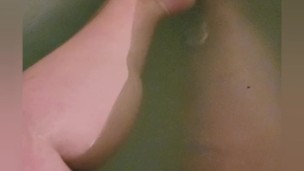 Wet feet in the hot bath