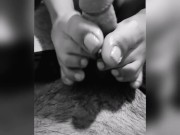 Masturbo a mi novio con mis pies por primera vez y termina en mis nalgas. 8/16