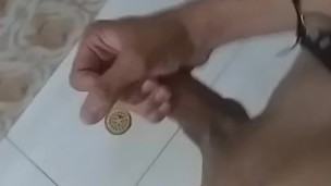  se pone cachondo mientras se ducha y se hace una paja