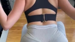 Voyeur Asian girl squats at the gym 