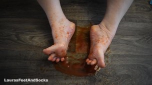 Feet in tomato sauce - fetish