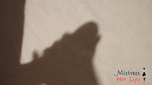 Любительский прерванный оргазм от Mistress Hot Lips в театре теней. Мастурбация и минет.