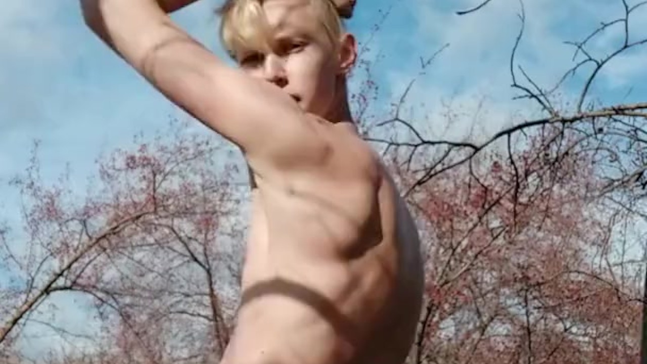 ragazzo beccato a masturbarsi nel parco - Video di Sesso Gratis - RedTube