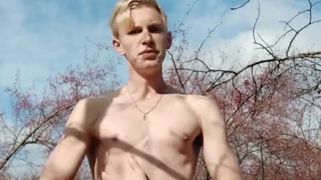 ragazzo beccato a masturbarsi nel parco - Video di Sesso Gratis - RedTube