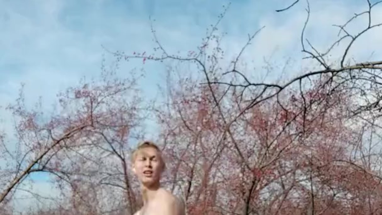 ragazzo beccato a masturbarsi nel parco - Video di Sesso Gratis - RedTube