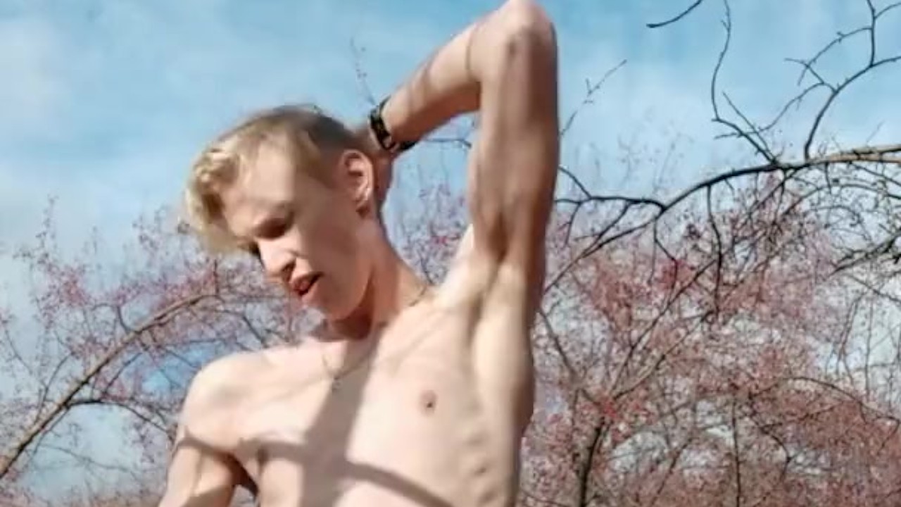 ragazzo beccato a masturbarsi nel parco - Video di Sesso Gratis - RedTube