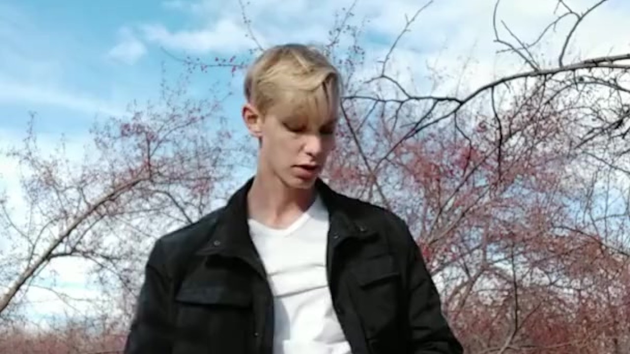 ragazzo beccato a masturbarsi nel parco - Video di Sesso Gratis - RedTube