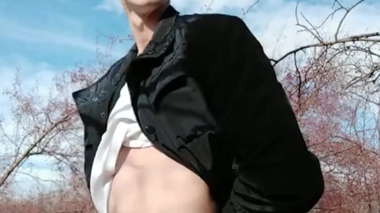 ragazzo beccato a masturbarsi nel parco - Video di Sesso Gratis - RedTube