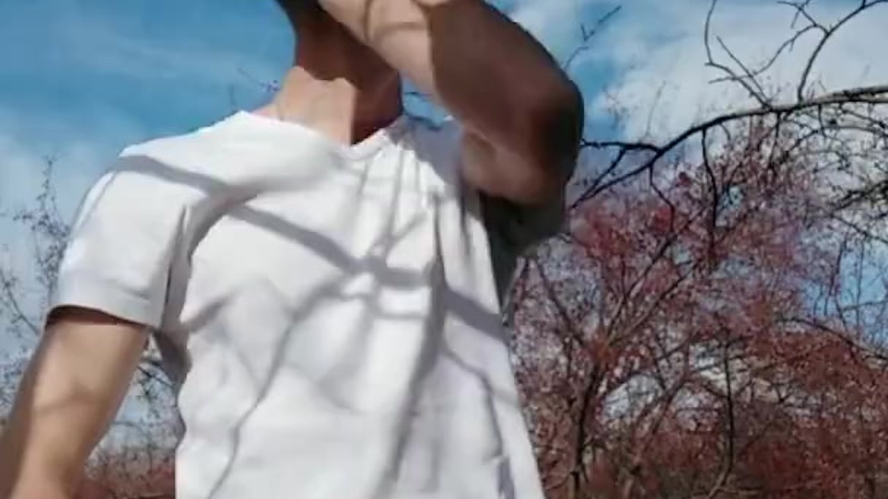 ragazzo beccato a masturbarsi nel parco - Video di Sesso Gratis - RedTube