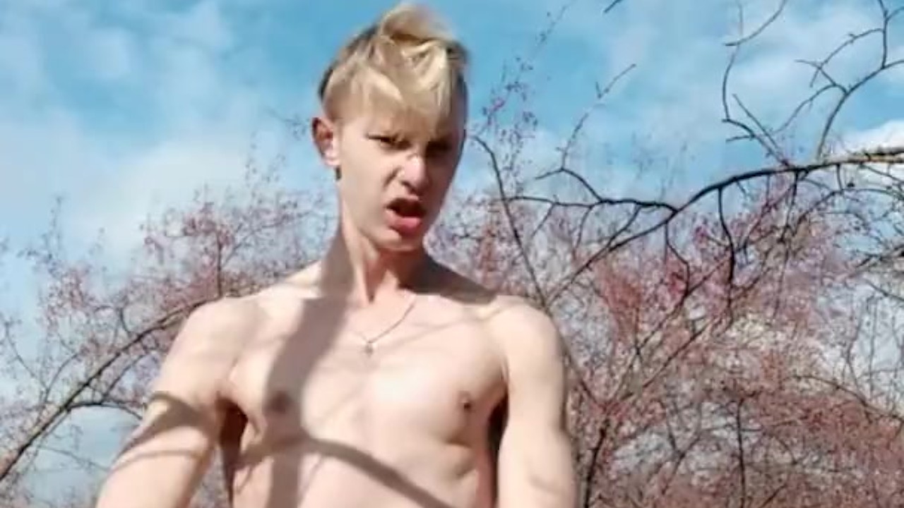 ragazzo beccato a masturbarsi nel parco - Video di Sesso Gratis - RedTube