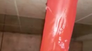Фембой кончает на свой дилдо в публичном туалете.