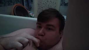 Артем сосет сам себе дрочит ногами лижет ноги в ванной self suck autofellatio self footjob