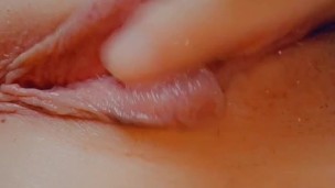 Watch me play with my pretty pussy