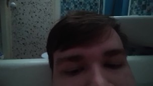 Артем сосет сам себе дрочит ногами лижет ноги в ванной self suck autofellatio self footjob