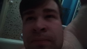 Артем сосет сам себе дрочит ногами лижет ноги в ванной self suck autofellatio self footjob